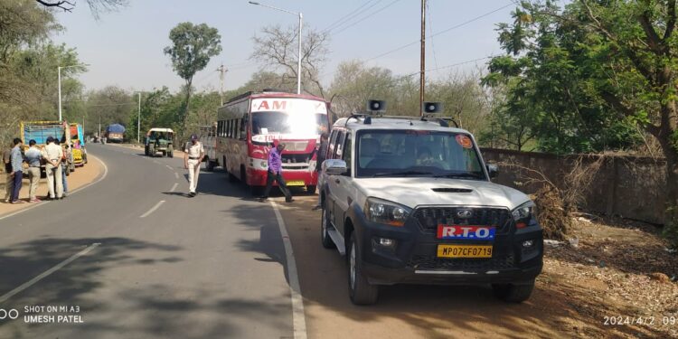 बिना परमिट सड़क पर दौड़ रही बस को आरटीओ ने पकड़ा, 40600 हजार का काटा चालान