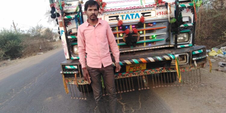 जिला मुख्यालय पर अवैध रूप से चल रहे मिट्टी के खेल की जानकारी प्रशासन तक पहुंची, कलेक्टर के निर्देशन में हुई कारवाई से मचा हड़कंप,राजस्व विभाग की टीम ने तीन डंपरों को मिट्टी सहित किया जप्त,जॉच जारी..