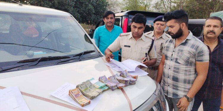 *माधवनगर पुलिस ने चैकिंग में पकड़े पांच लाख रुपए, 10 स्थाई वारंटी सहित अलग अलग स्थानों से 117 पाव अवैध शराब पकड़ने में मिली सफ़लता*