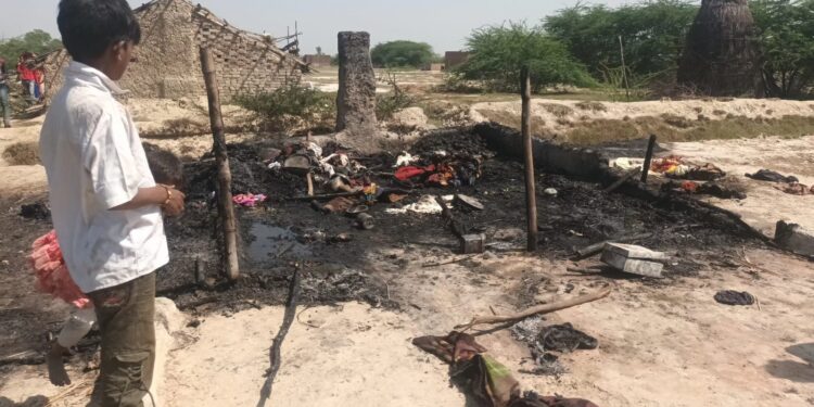 *ग्राम सभा बरौली के डेरा जोगी फूस की झोपड़ियों में आग लगने से दस जलकर राख*