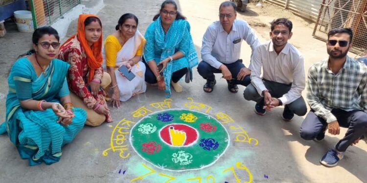 नगर पालिका परिषद नर्मदापुरम द्वारा पिछले लोकसभा निर्वाचन में कम मतदान वाले बूथों पर रैली एवं गृह भेंट कर मतदाता जागरूकता का दिया संदेश
