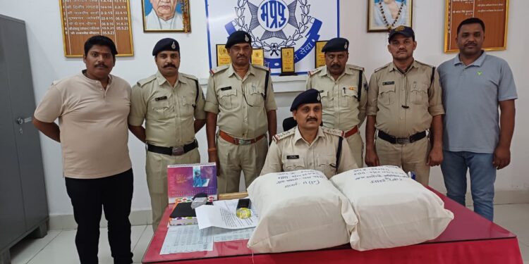 रेलवे स्टेशन पर सघन जांच के दौरान जीआरपी पुलिस एसएसटी दल एवं आरपीएफ ने 12 किलो गांजे के साथ दो आरोपी को किया गिरफ्तार
