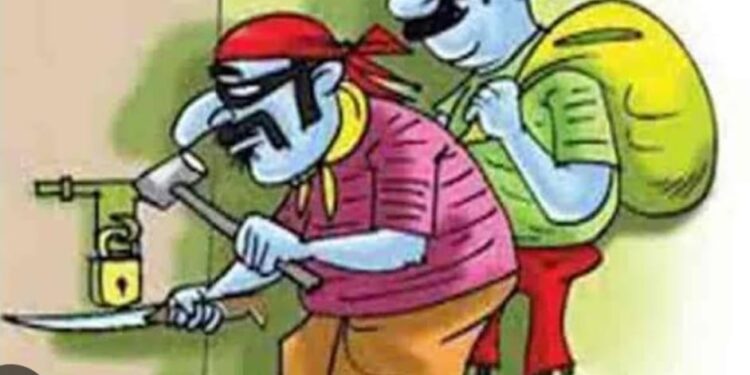 पहले की चोरियों का कोई सुराग नहीं… पुलिस थाने से 10 कदम दूरी पर शासकीय महाविद्यालय में हुई चोरी…।  महाविद्यालय से बैटरियां हुई चोरी,वारदात सी.सी.टीवी कैमरे में कैद
