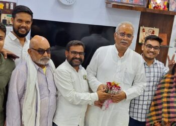 *पूर्व मुख्यमंत्री भुपेश बघेल लोधी परिवार से मिलने पहुंचे विष्णु निवास*