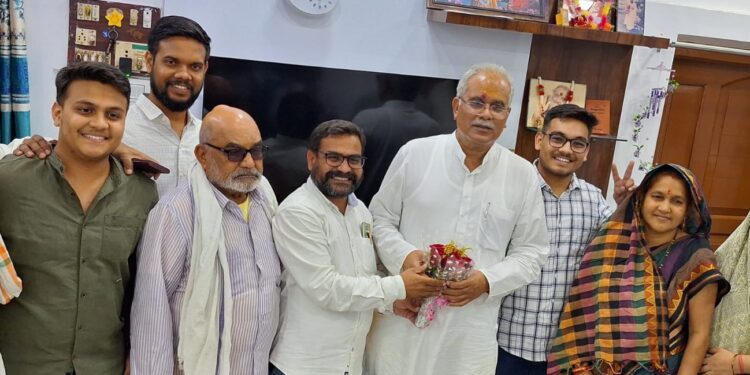 *पूर्व मुख्यमंत्री भुपेश बघेल लोधी परिवार से मिलने पहुंचे विष्णु निवास*