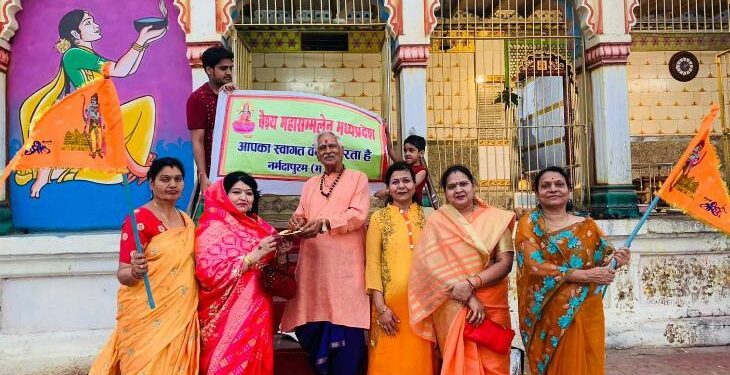मध्यप्रदेश की वैश्य महासम्मैलन नर्मदापुरम की शाखा ने मॉं नर्मदा तट पर दीपक लगाकर एक दूसरे को तिलक लगाकर मनाया नववर्ष