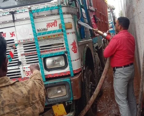 खड़े ट्रक में लगी आग मौके पर पहुंच कर दमकल वाहन कर्मचारियों ने बुझाया आग