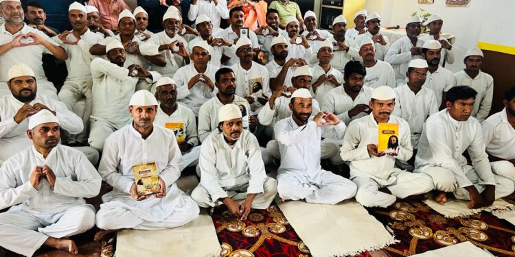 केन्द्रीय जेल नर्मदापुरम खंड-अ एवं खंड-ब में निरूद्ध बंदियों को आर्ट ऑफ लिविंग संस्थान द्वारा सुदर्शन क्रिया के माध्यम से योग प्रशिक्षण कार्यक्रम में योग प्राणायाम तथा आध्यात्मिक शिक्षा दी गई।