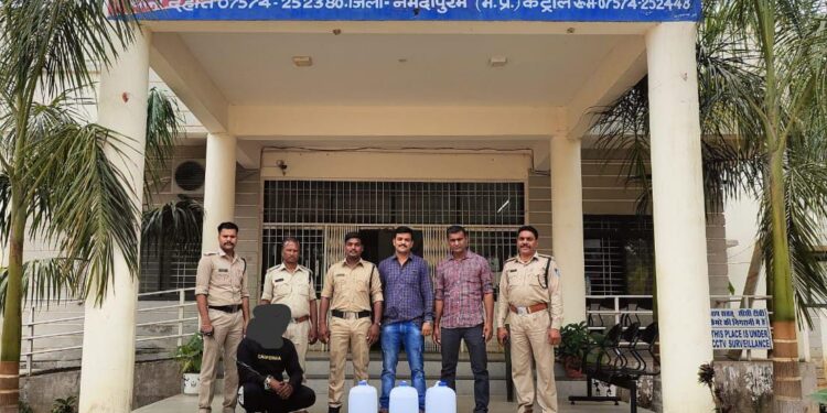 हवाई फायर कर दहशत फैलाने के सहयोगी फरार आरोपी अजय जाटव उर्फ नागिन अवैध शराब सहित पुलिस गिरफ्त में,बड़ा सवाल आखिर बदमाशों के पास अवैध हथियार देशी कट्टा कहां से आ रहे ?कौन है हथियारों का तस्कर ?पुलिस के लिए चुनौती…?