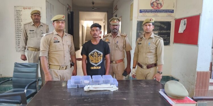 *थाना तिर्वा पुलिस द्वारा रात्रि गस्त के दौरान एक अभियुक्त को चोरी किए गए 09 एंड्रॉयड मोबाइल व 01 नट-बोल्ट के साथ किया गिरफ्तार।*