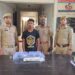 *थाना तिर्वा पुलिस द्वारा रात्रि गस्त के दौरान एक अभियुक्त को चोरी किए गए 09 एंड्रॉयड मोबाइल व 01 नट-बोल्ट के साथ किया गिरफ्तार।*