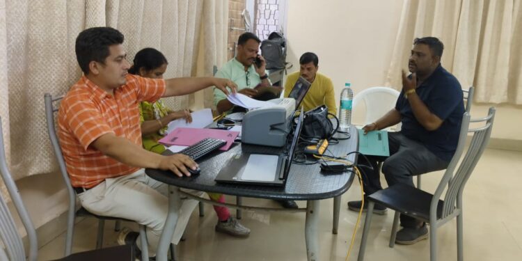 सहायक सचिव को बीस हजार की रिश्वत लेते लोकायुक्त ने गिरफ्तार किया है। कुलुआ बड़खेड़ा के सहायक सचिव ने सम्बल योजना के तहत मिलने वाले 2 लाख की आर्थिक सहयता के एवज में 20 हजार की रिश्वत की मांग की थी