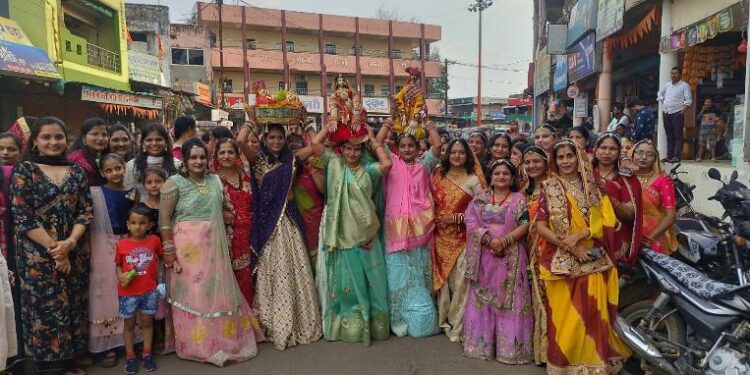 मारवाड़ी समाज की महिलाओं ने गणगौर माता का चल समारोह निकाला