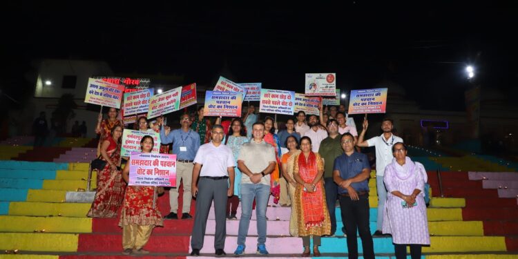 नगर पालिका नर्मदापुरम ने स्वीप गतिविधियों के अंतर्गत सीएमओ हेमेश्वरी पटले के नेतृत्व में 5,100 दीपक लगाकर सेठानी घाट पर मतदान के लिए जन जागरूकता अभियान चलाया