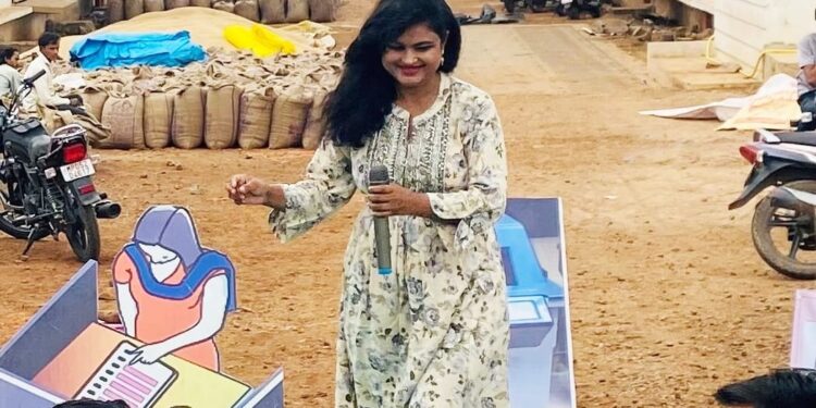 तोलमोल के दें वोट   तुलाईकेंद्रों एवं वेयरहाउस के मतदाताओं ने जाना मतदान का महत्‍व  हर एक वोट का वजन बराबर ,समझें इसकी कीमत – सारिका घारू