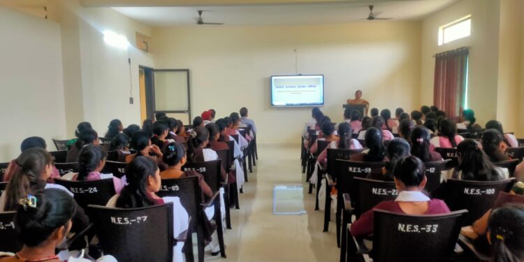 मतदाता जागरूकता हेतु एन ई एस महाविधालय दारा हस्ताक्षर अभियान चलाया गया