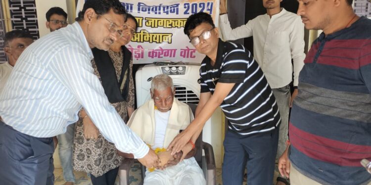 नगर परिषद पानखेड़ी ने चलाया मतदाता जागरूकता अभियान..वरिष्ठ मतदाताओं का घर-घर जाकर सम्मान किया