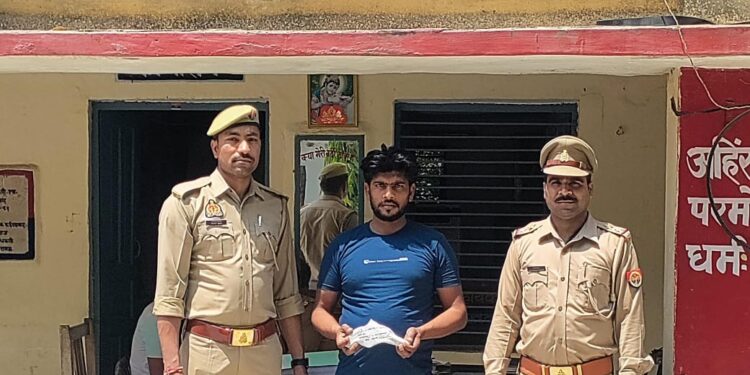 *थाना विशुनगढ़ पुलिस द्वारा 1 अभियुक्त को 1 अदद अवैध तमंचा व 1 अदद जिन्दा कारतूस के साथ किया गिरफ्तार।*