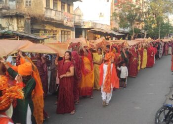 आलोट नगर में निकली चुनरी यात्रा 251 फीट की चुनरी लेकर दक्षिणेश्वरी कालका माता मंदिर पहुंचे भक्त