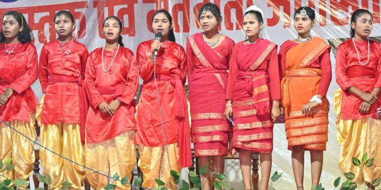 *प्रदेश में पहला पुस्तक मेला*  *पुस्तक मेले के आखिरी दिन उमड़ी भीड़, अभिभावकों ने किया कलेक्टर की तारीफ*