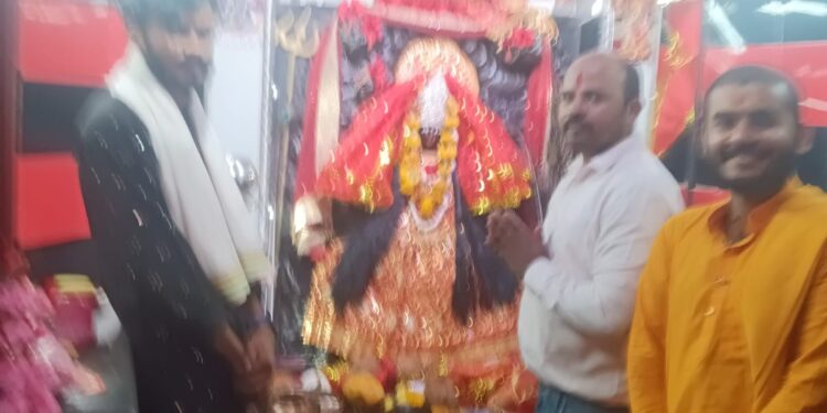 माँ वीरासन देवी को बिजली विभाग के अधिकारियों और कर्मचारियों ने चुनरी चढ़ाई