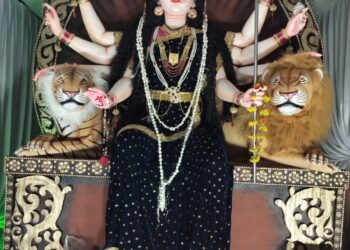 मातारानी की महाआरती में उमड़ रही भक्तों की भीड़  कन्या भोज और भण्डारा आज, चल समारोह के साथ होगा मातारानी का विसर्जन,ढीमरखेड़ा के दुर्गा मंदिर में विराजी माँ अम्बे की प्रतिमा