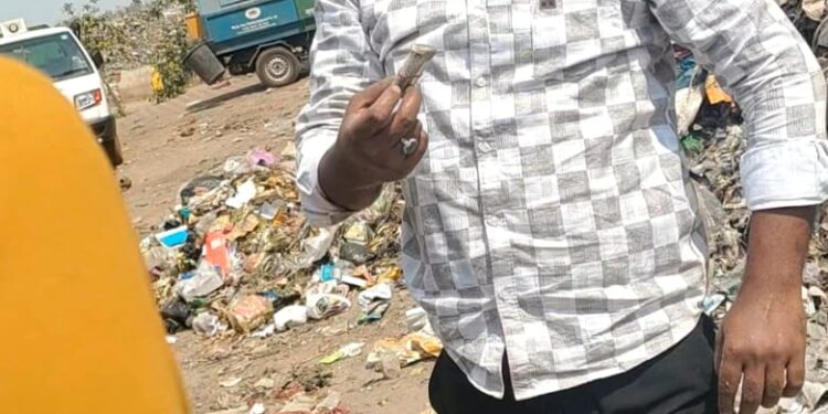 कचड़े के ढेर से ढूंढ निकाला 10 हजार रुपए, गलती से कचड़ा गाड़ी में फेक दी थी महिला, खोया पैसा वापस मिलने से हुए प्रसन्न, MSW कर्मचारियों को किया धन्यवाद