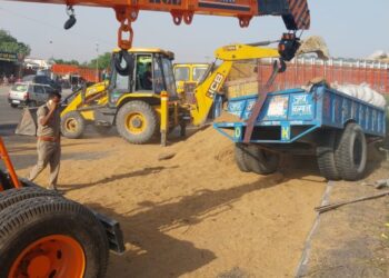 *ट्रक और ट्रैक्टर ट्राली की टक्कर में खलासी की मौत*
