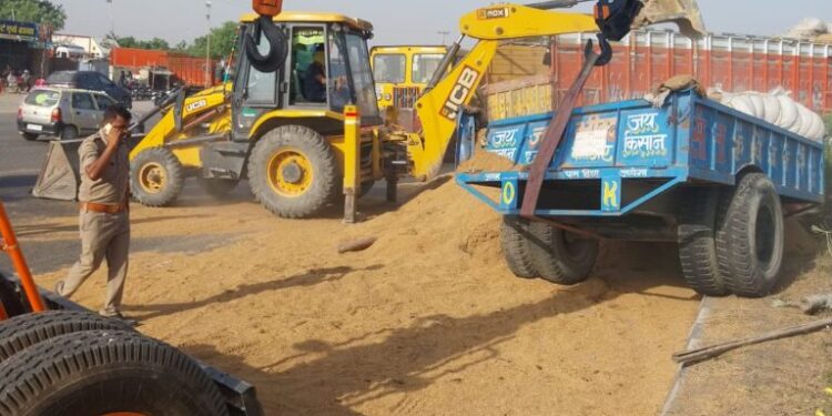 *ट्रक और ट्रैक्टर ट्राली की टक्कर में खलासी की मौत*