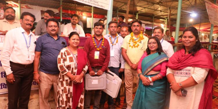 सबसे पहले मतदान कराकर पहुचे दल का माल्यार्पण कर किया गया स्वागत  खिरवा मतदान केन्द्र क्रमांक 102 का दल पहुंचा सबसे पहले