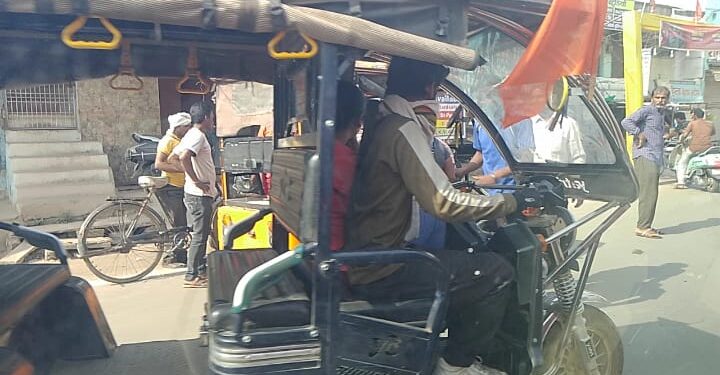 पोस्टऑफिस के सामने मोटरसाइकल व आटो की हुई टक्कर, चालकों के बीच हुई मारपीट