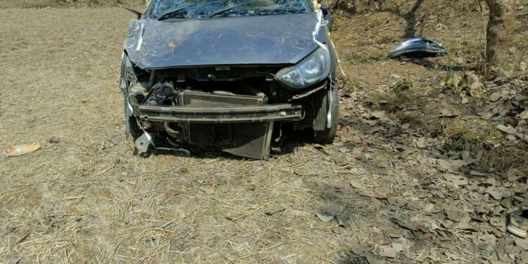 रीठी थाना अंतर्गत ग्राम भेड़ा में बारात की विदा कराकर लौट रही एक बुलेरो जीप अनियंत्रित होकर पलट गई। जिसके कारण उसमें सवार एक 21 वर्षीय फोटोग्राफर की मौत हो गई