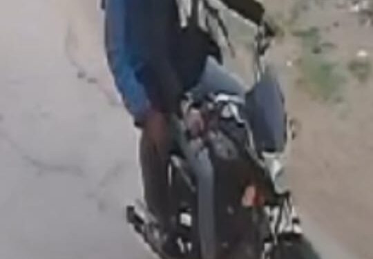मार्निंग वॉक पर निकली महिला बाइक सवारो ने की चेन स्नेचिंग, सी सी टी वी कैमरे में हुए कैद