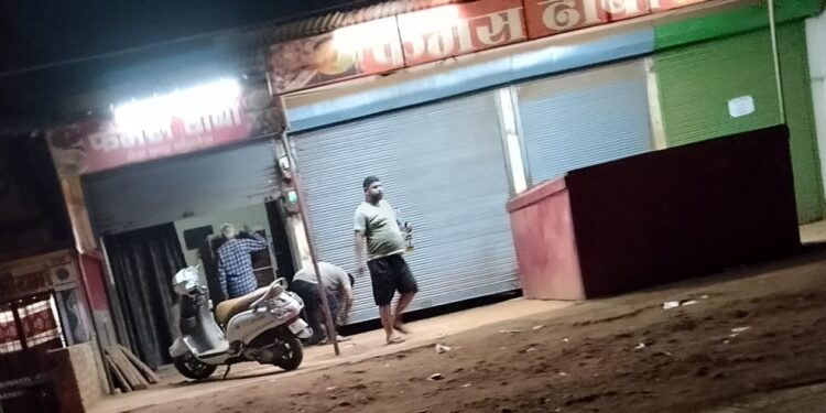 कटनी के माधव नगर कैंप क्षेत्र में  ढाबा रेस्टोरेंट में हो रही अवैध शराब की बिक्री, सभी क्षेत्रों के शराब ठेको में आबकारी विभाग द्वारा लगाया गया शील, 