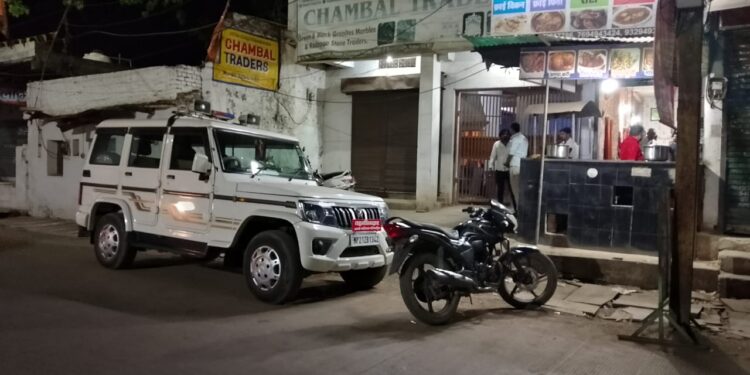 गाड़ी में तहसीलदार का नेम प्लेट लगाए घूम रहे चालक , बोल रहे कोई भी काम हो एक कॉल कर लेना कोई दिक्कत नही होगी
