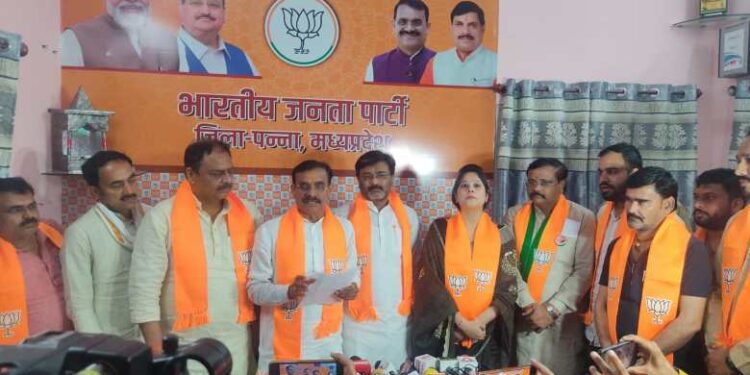 कांग्रेस को जोरदार झटका, विक्रम खम्परिया, रौनक खंडेलवाल सहित सैकड़ों कांग्रेसी भाजपा में शामिल
