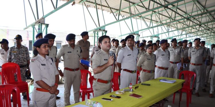 पुलिस अधीक्षक अभिजीत रंजन ने मंडी परिसर में सुरक्षा बलों को ब्रीफ करते हुए दिये आवश्यक दिशा निर्देश।