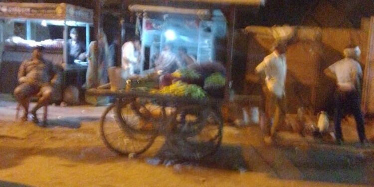 कटनी शहर के सारे ठेके बंद, किसके संरक्षण में कैलवारा फाटक में चल रही अवैध रूप से शराब की बिक्री, आदर्श आचार साहिता के नियमो की उड़ रही धाजिया, जिला प्रशासन मौन