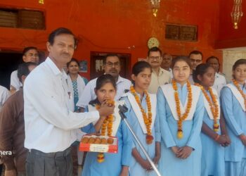 विद्यार्थियों का स्वागत कर उज्जवल भविष्य की कामना की