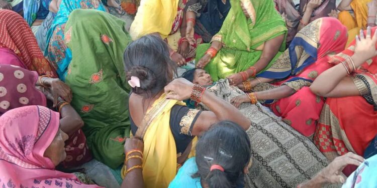 अज्ञात वाहन की टक्कर से महिला की मौत
