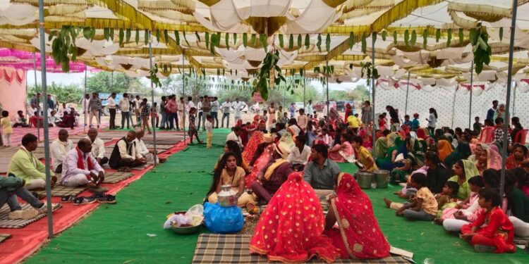 सात फेरों के साथ जीवन भर साथ निभाने का वर वधू ने लिया वचन