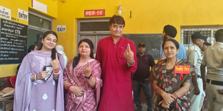 प्रथम नागरिक महापौर श्रीमती प्रीति संजीव सूरी ने मतदान किया नागरिकों अधिक से अधिक मताधिकार डालने अपील की