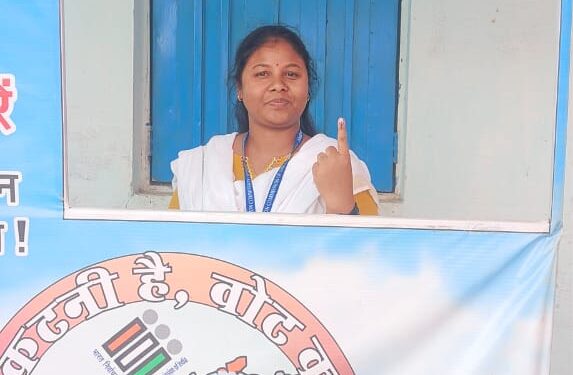 *अपर कलेक्टर साधना परस्ते ने शासकीय प्राथमिक शाला भवन कैरिन लाईन पहुंचकर किया मतदान*