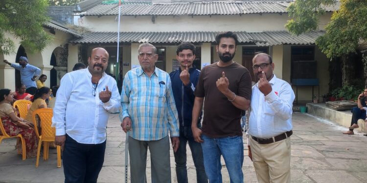 तीन पीढ़ी एक साथ मतदान करने पहुंची,
