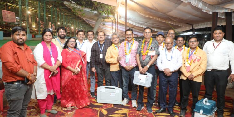 *सामग्री जमा कराने सबसे पहले पहुंचा दिव्यांग मतदान दल*  *मतदान दल को सभी सदस्यों का माला पहनाकर किया गया स्वागत*