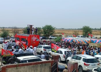 *कन्नौज लोकसभा ब्रेकिंग*  सपा के राष्ट्रीय अध्य्क्ष व कन्नौज लोकसभा प्रत्याशी अखिलेश यादव अपने उड़नखटोला के साथ हवाई पट्टी गहिरा पहुँचे,  वहां पहुँचकर कार्यकर्ताओं को कर रहे है सम्बोधित,