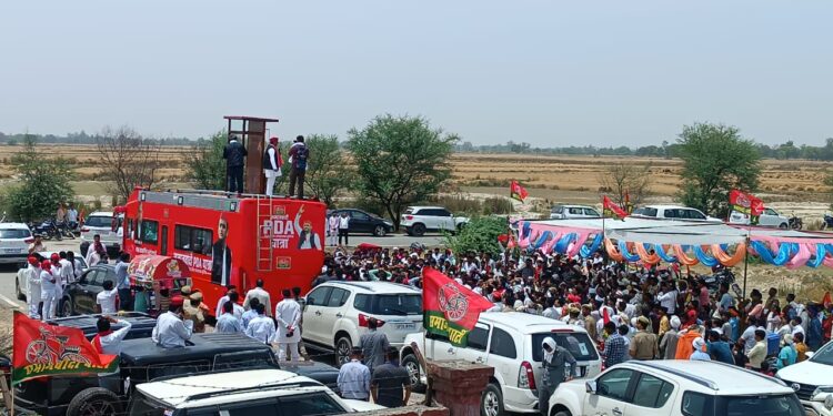 *कन्नौज लोकसभा ब्रेकिंग* सपा के राष्ट्रीय अध्य्क्ष व कन्नौज लोकसभा प्रत्याशी अखिलेश यादव अपने उड़नखटोला के साथ हवाई पट्टी गहिरा पहुँचे, वहां पहुँचकर कार्यकर्ताओं को कर रहे है सम्बोधित,