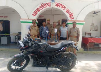 *थाना ठठिया पुलिस द्वारा अज्ञात लूट की घटनाओं का 12 घण्टे में सफल अनावरण करते हुए लूट करने वाले तथा लूट का माल खरीदने वाले अभियुक्तगण को लूटे गये शतप्रतिशत माल के साथ गिरफ्तार कर भेजा गया जेल।*