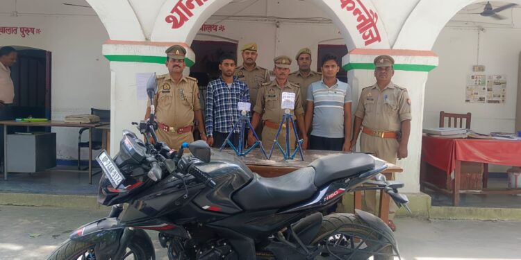*थाना ठठिया पुलिस द्वारा अज्ञात लूट की घटनाओं का 12 घण्टे में सफल अनावरण करते हुए लूट करने वाले तथा लूट का माल खरीदने वाले अभियुक्तगण को लूटे गये शतप्रतिशत माल के साथ गिरफ्तार कर भेजा गया जेल।*