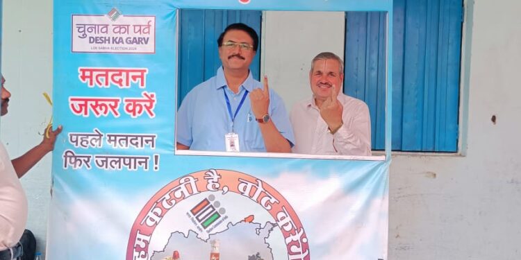 डिप्टी कलेक्टर प्रमोद चतुर्वेदी ने शासकीय प्राथमिक शाला भवन कैरिन लाईन पहुंचकर किया मतदान